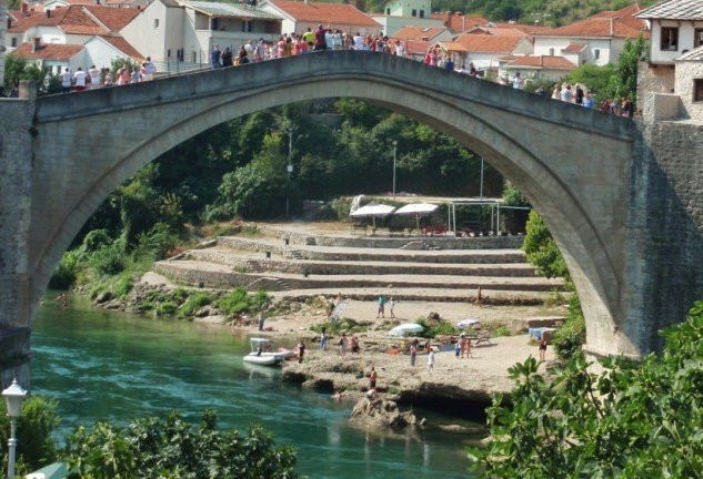 Beach under The Old bridge景点图片