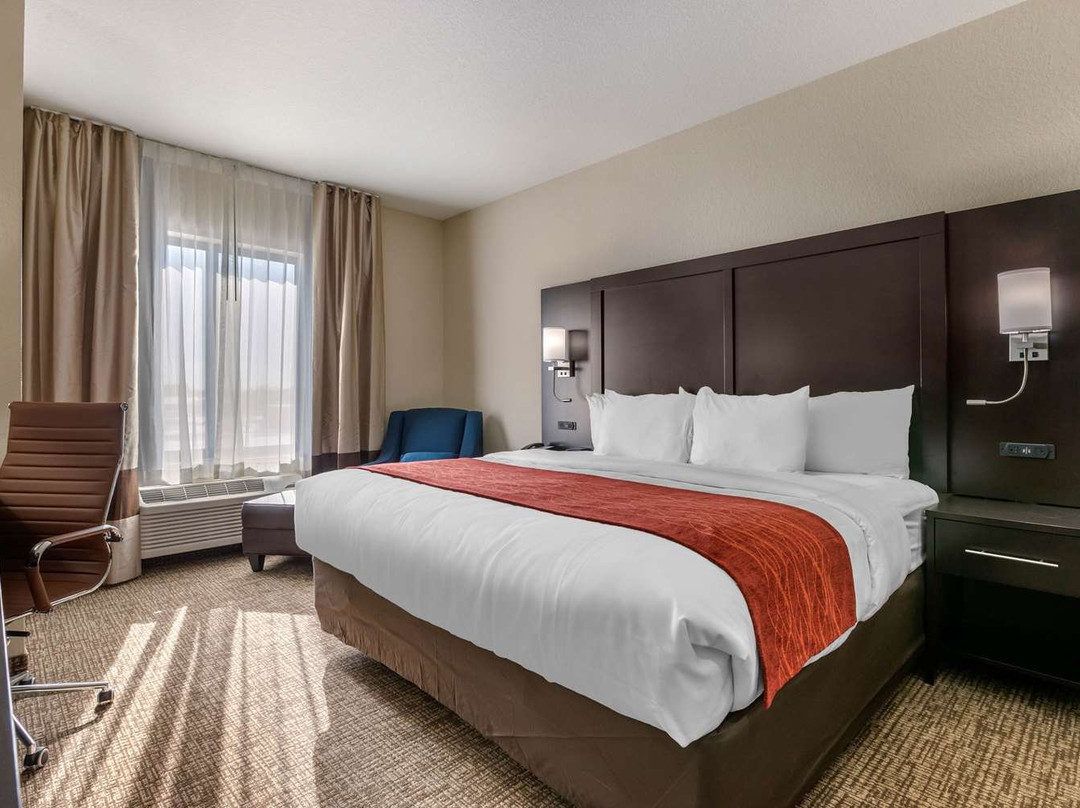 Comfort Inn & Suites Cedar Rapids CID Eastern Iowa Airport主图