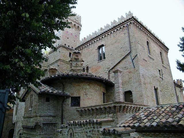 Castello Della Monica-泰拉莫必去景点
