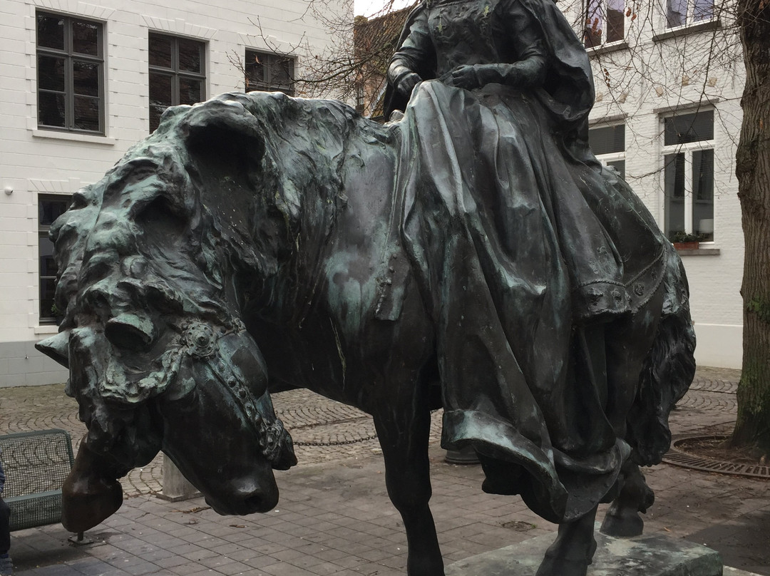 Mary of Burgundy Statue-布鲁日必去景点