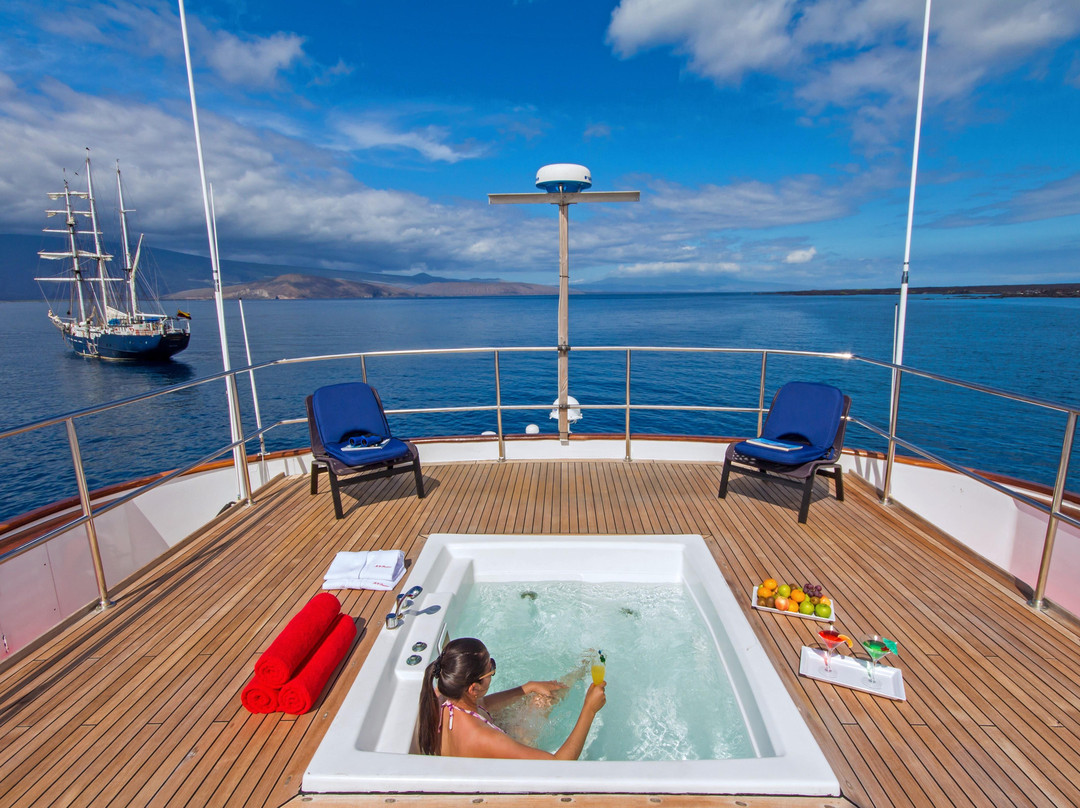 Luxury Yacht M/Y Passion-阿约拉港必去景点