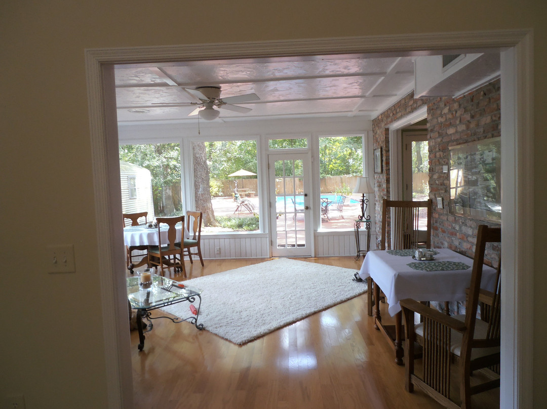 Tudor Oaks Inn主图