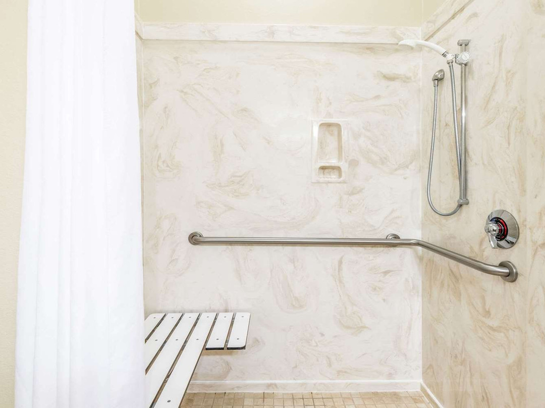 Ramada by Wyndham College Station主图