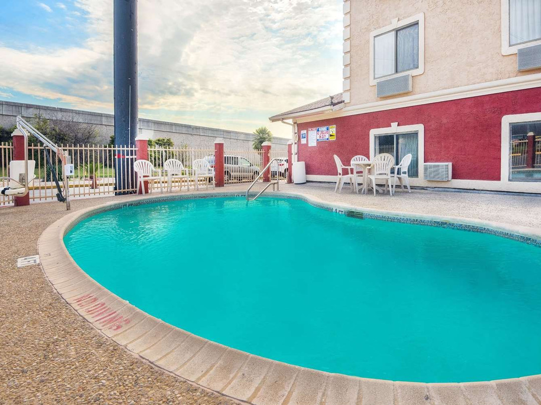 圣安东尼奥-I-35北温德姆速8酒店主图