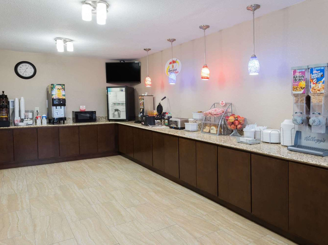 Super 8 by Wyndham Janesville主图