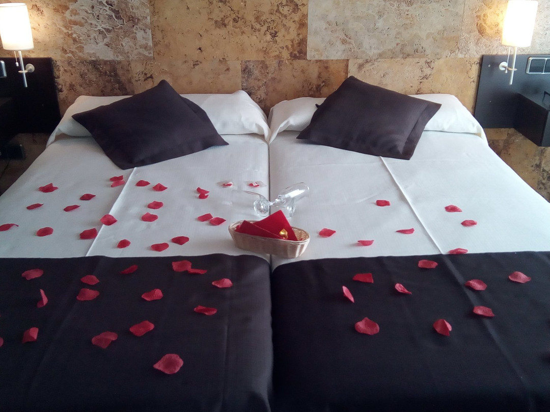 滨海皮纳尔酒店主图