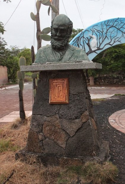 Monumento Darwin-阿约拉港必去景点