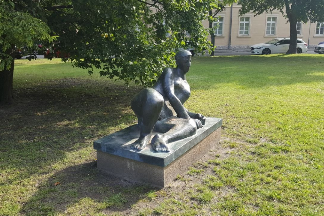Skulptur "Liegende"景点图片