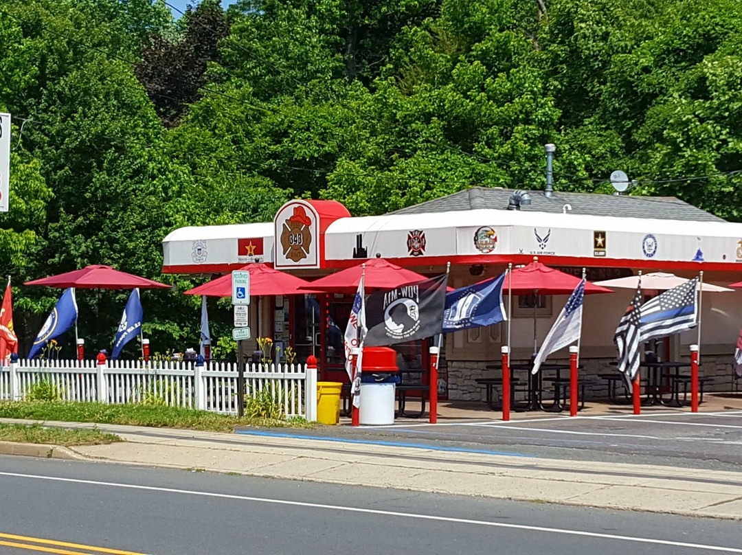 劳伦斯维尔餐馆和美食-Captain Paul's Firehouse Dogs