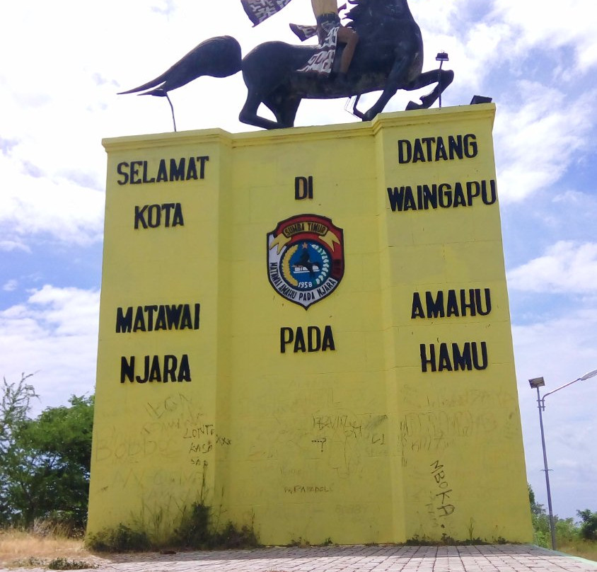 Km 8 Horse Statue景点图片