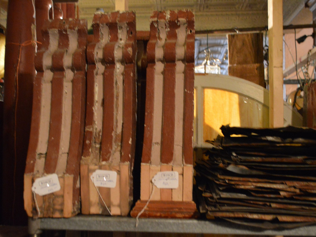 Burning Bridges Antiques Market景点图片