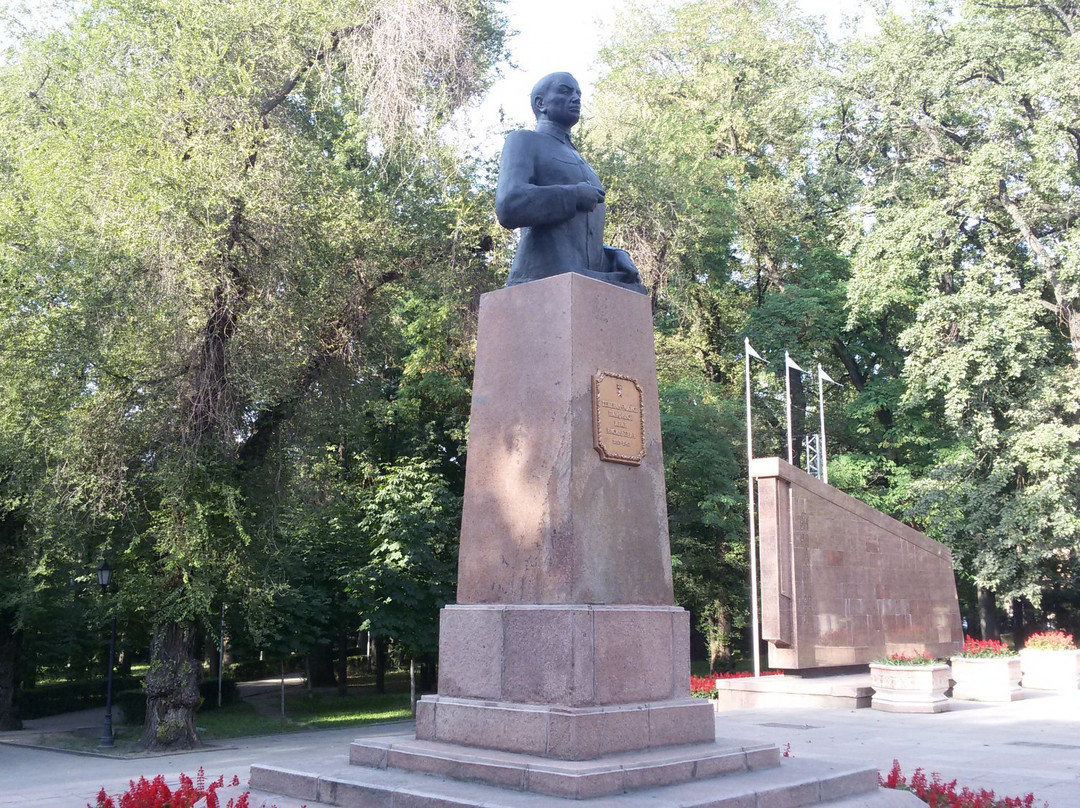 Dolan旅游景点-Monument Bust to Ivan Panfilov