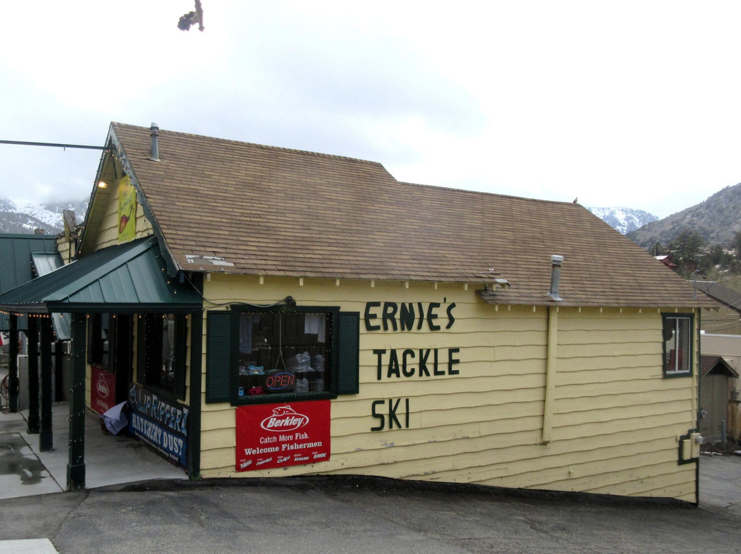Ernie's Tackle & Ski Shop-六月湖必去景点