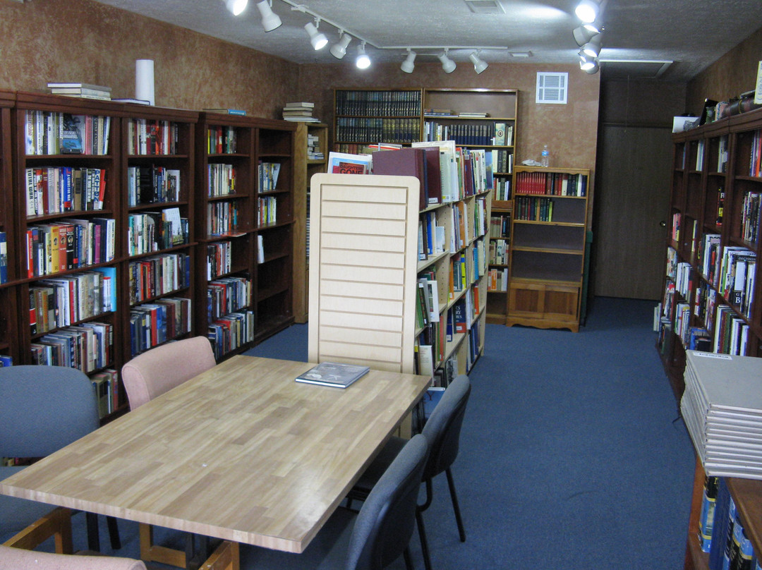J & M's Used Bookstore-帕克斯堡必去景点