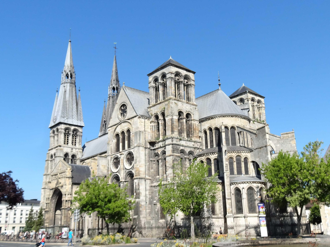 Collégiale Notre-dame-en-vaux景点图片