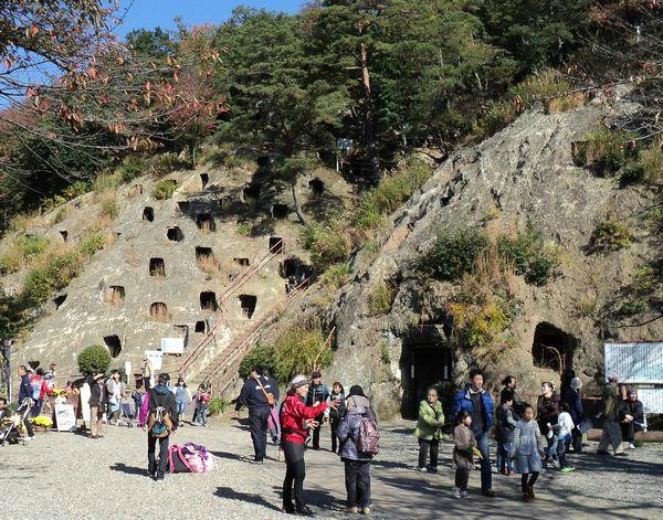 Yoshimi Hyakuana Tombs-吉见町必去景点