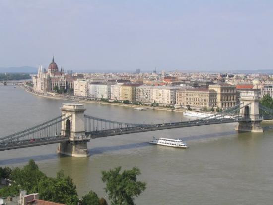 铁索桥（Szechenyi lanchid）-布达佩斯必去景点