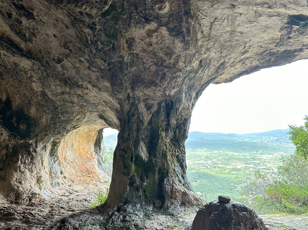 Black Cave景点图片