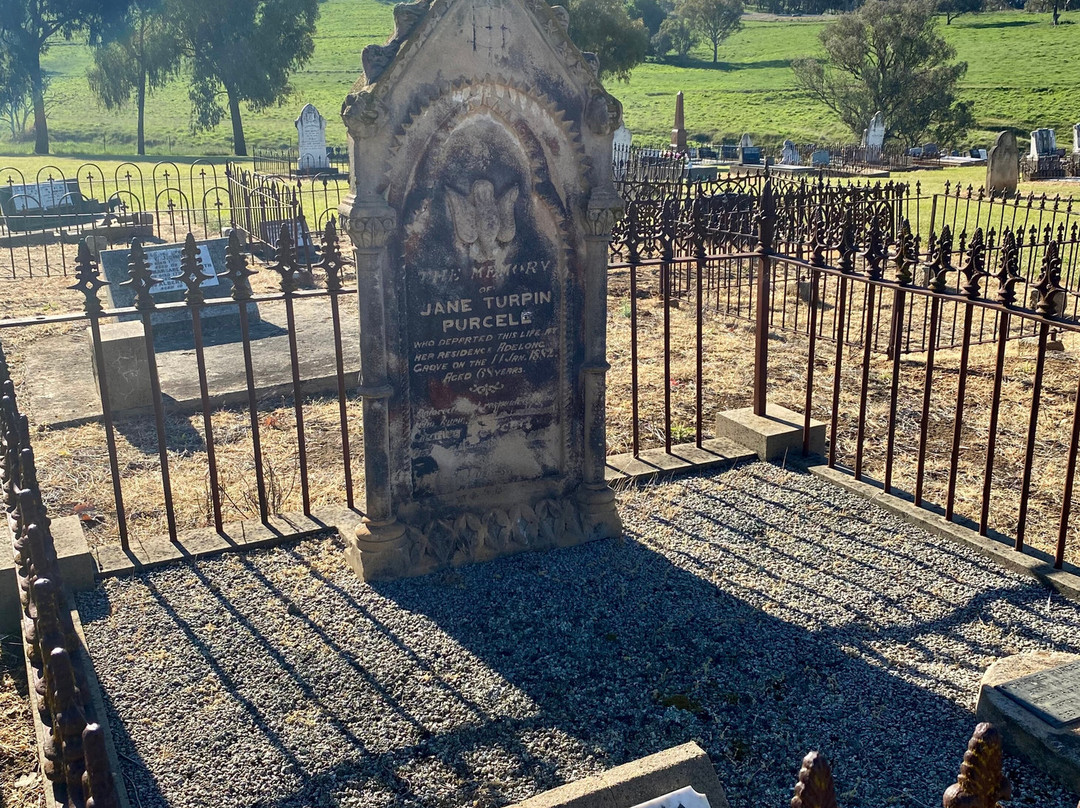 Adelong Cemetery景点图片