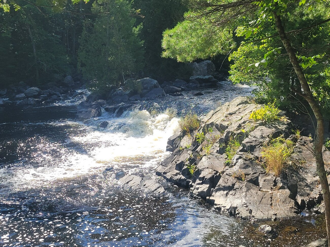 Lake of the Falls Country Park景点图片
