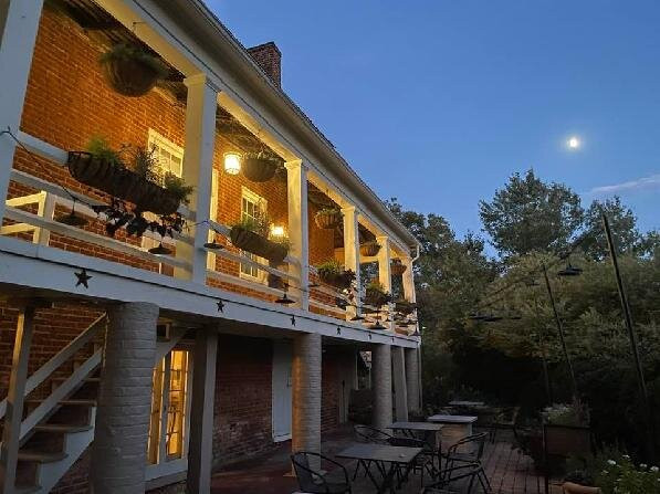 The Crossroads Inn主图