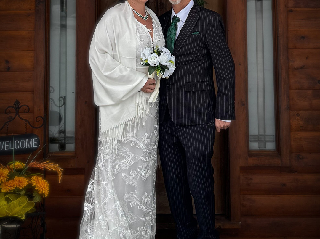 Elope Niagara's Little Log Wedding Chapel景点图片