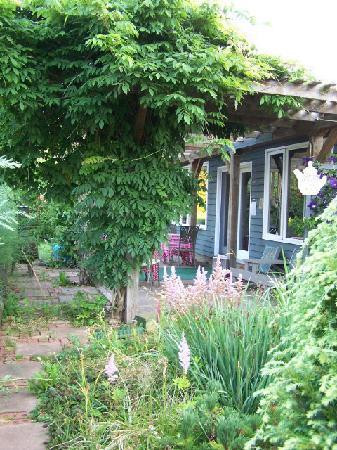 Beside The Trail Bed and Breakfast主图