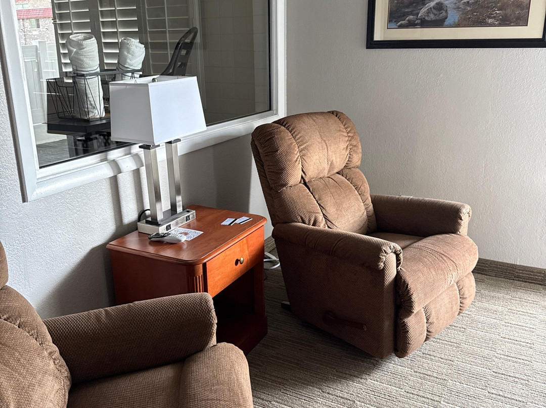 Ramada by Wyndham Ely主图