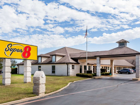 Super 8 by Wyndham Cleburne