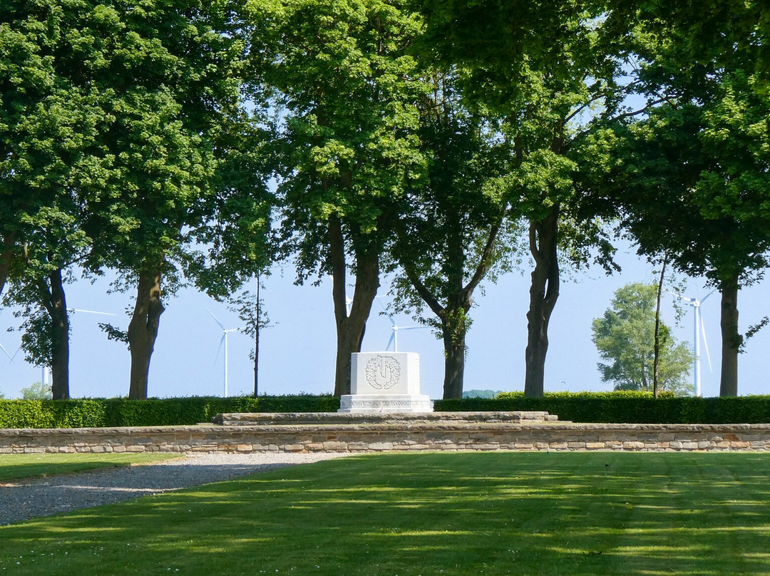 Le Quesnel Canadian War Memorial-Le Quesnel必去景点