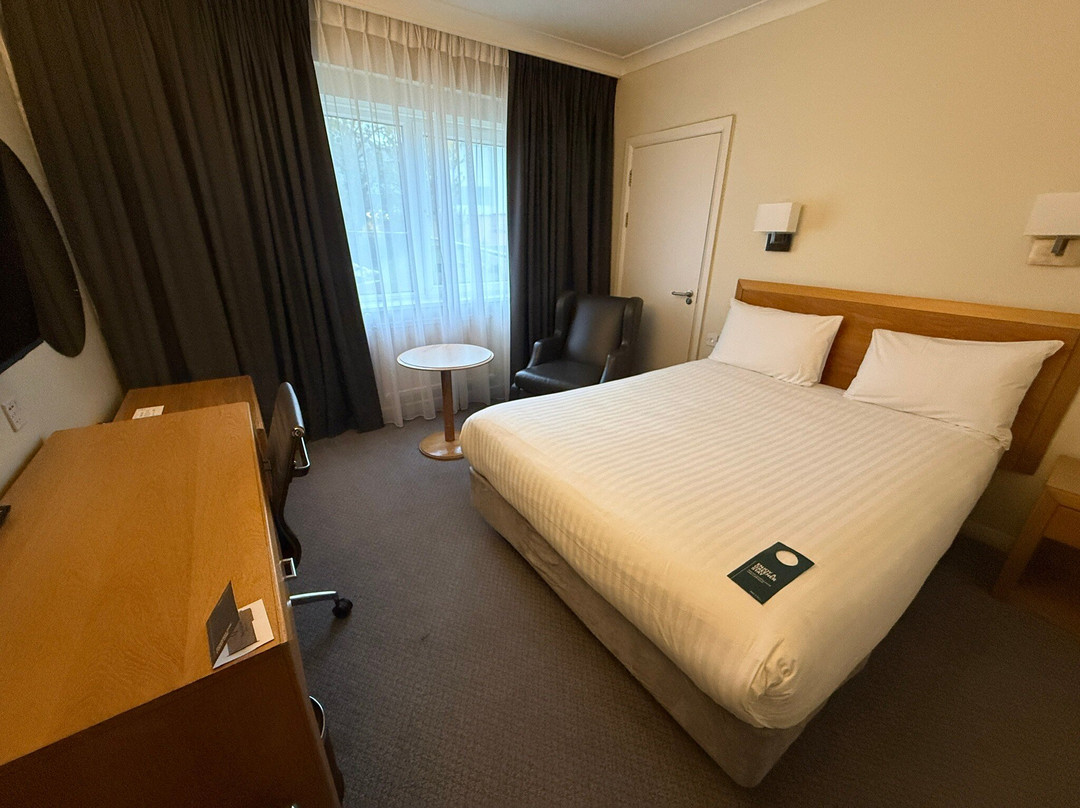 假日巴斯尔登酒店主图