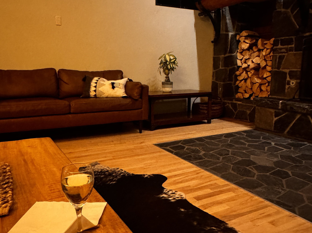 Canmore Rocky Mountain Inn主图