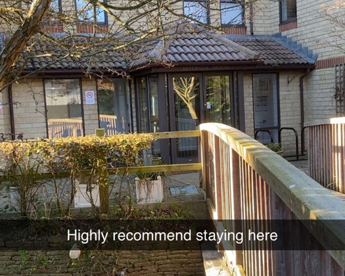 力推河畔酒店主图