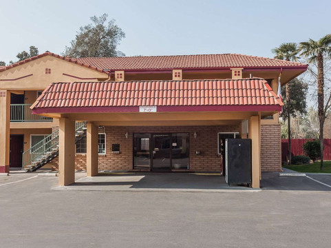 维塞利亚速8酒店