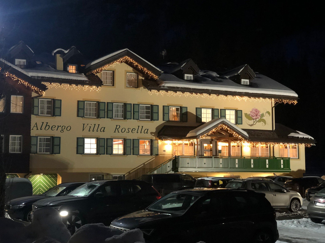 罗塞拉公园加康体别墅酒店主图