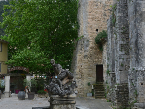 Eglise Notre-Dame Et Saint-Veran-泉水小镇必去景点