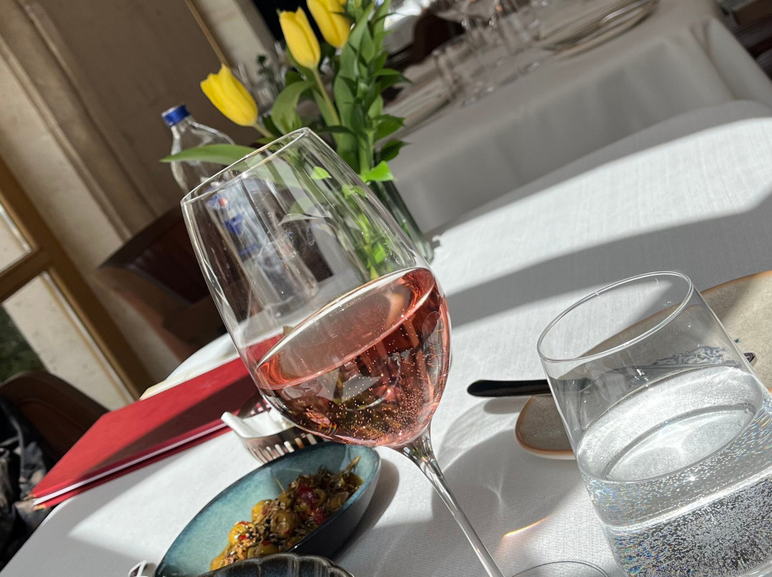 La Reina Restaurant & Lounge