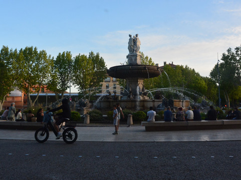 Fontaine de La Rotonde-普罗旺斯必去景点