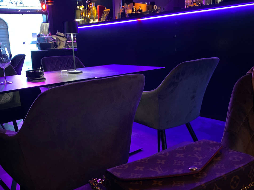 Mora lounge bar