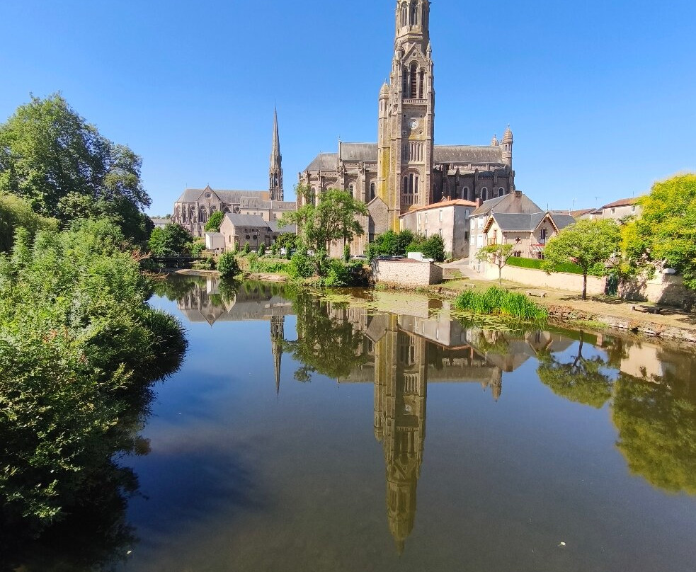 Basilique Saint Louis Marie Grignion de Montfort-Saint-Laurent-sur-Sevre必去景点