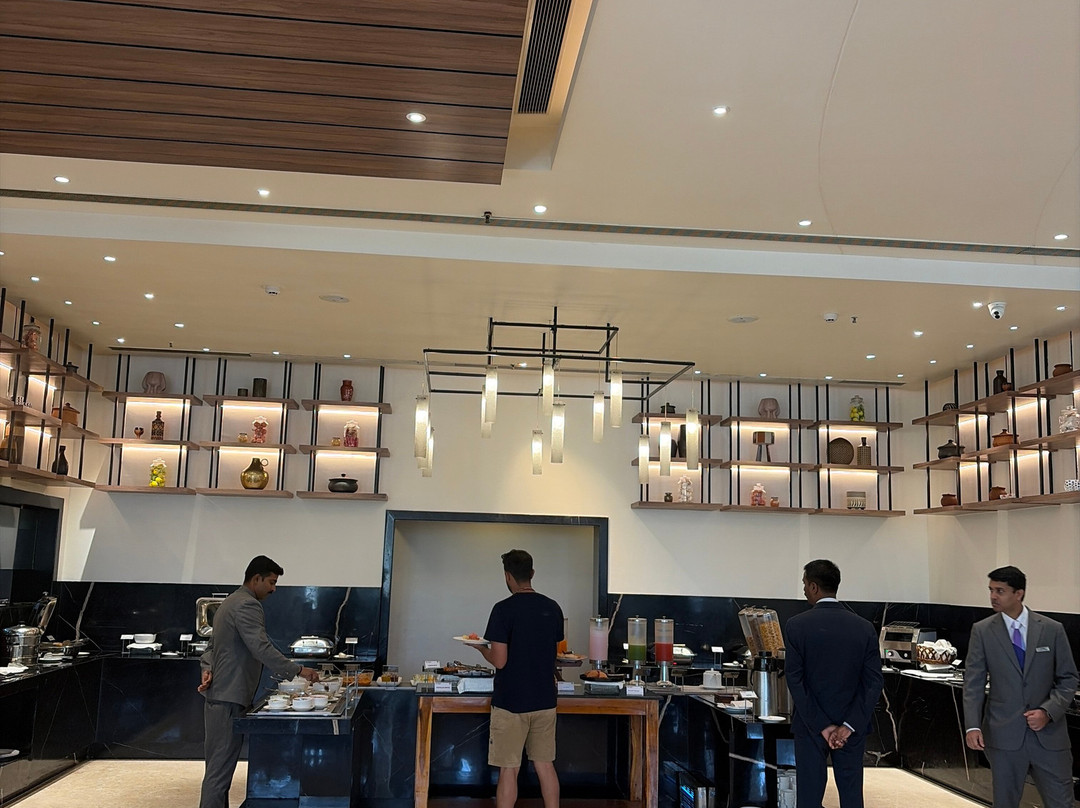 皇家兰花中央施莫加酒店主图