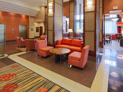 阿灵顿水晶城DCA希尔顿欢朋酒店及套房主图