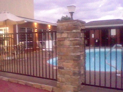 Quality Inn & Suites Huntsville Research Park Area-泳池