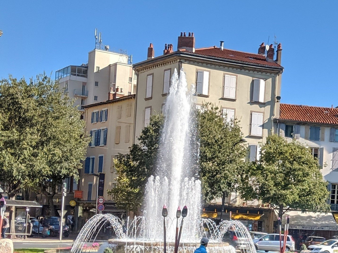 Fountain  Place du Mandarous in Millau-米约必去景点