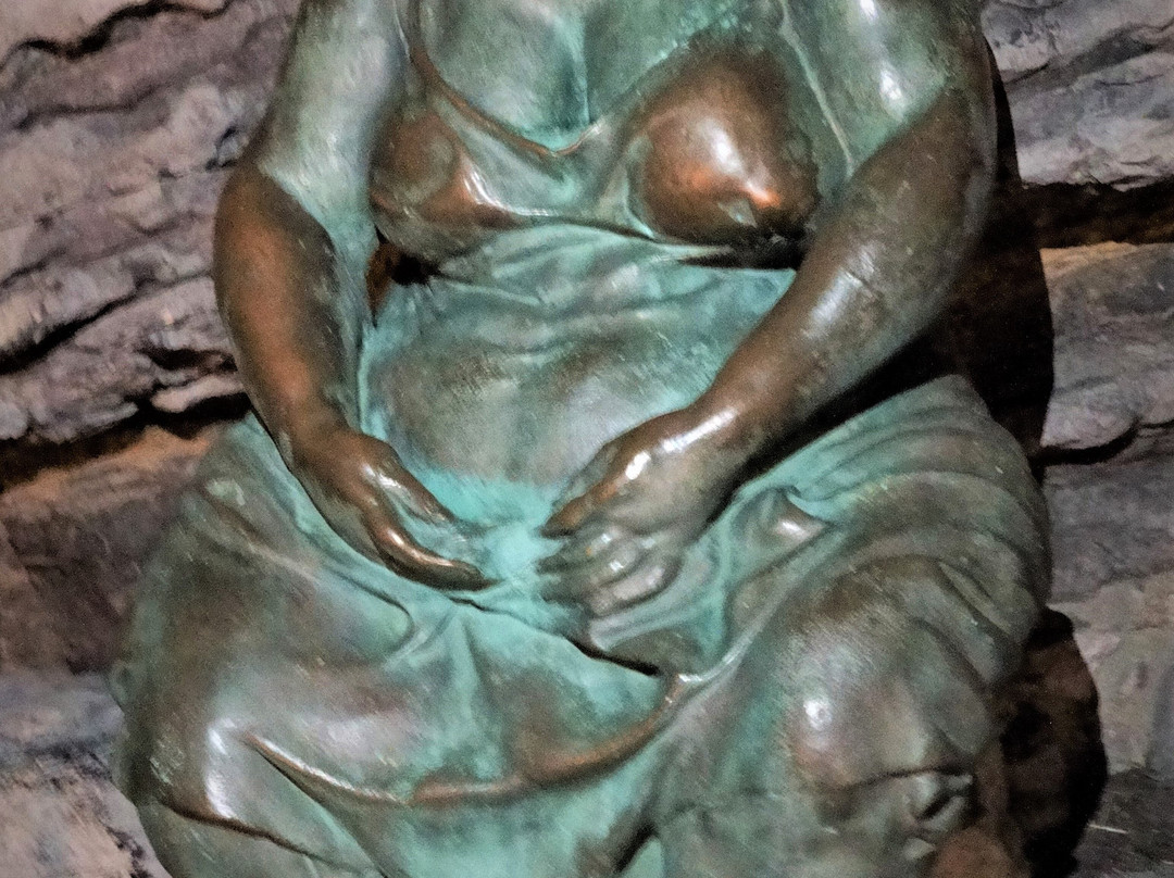 Statua Mater Naturae-韦内雷港必去景点
