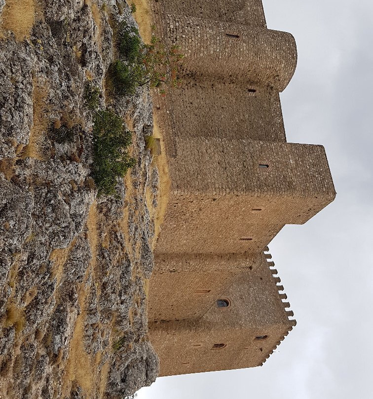 Castillo de Segura de La Sierra景点图片