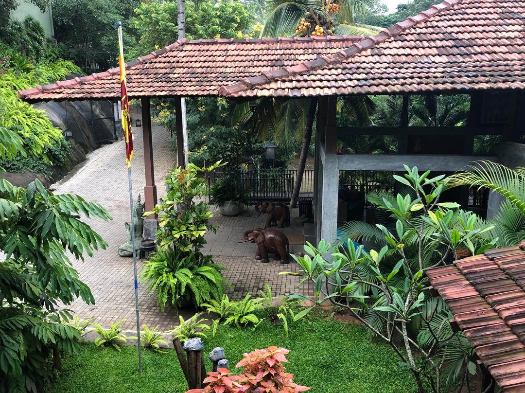 锡兰石简易别墅酒店主图