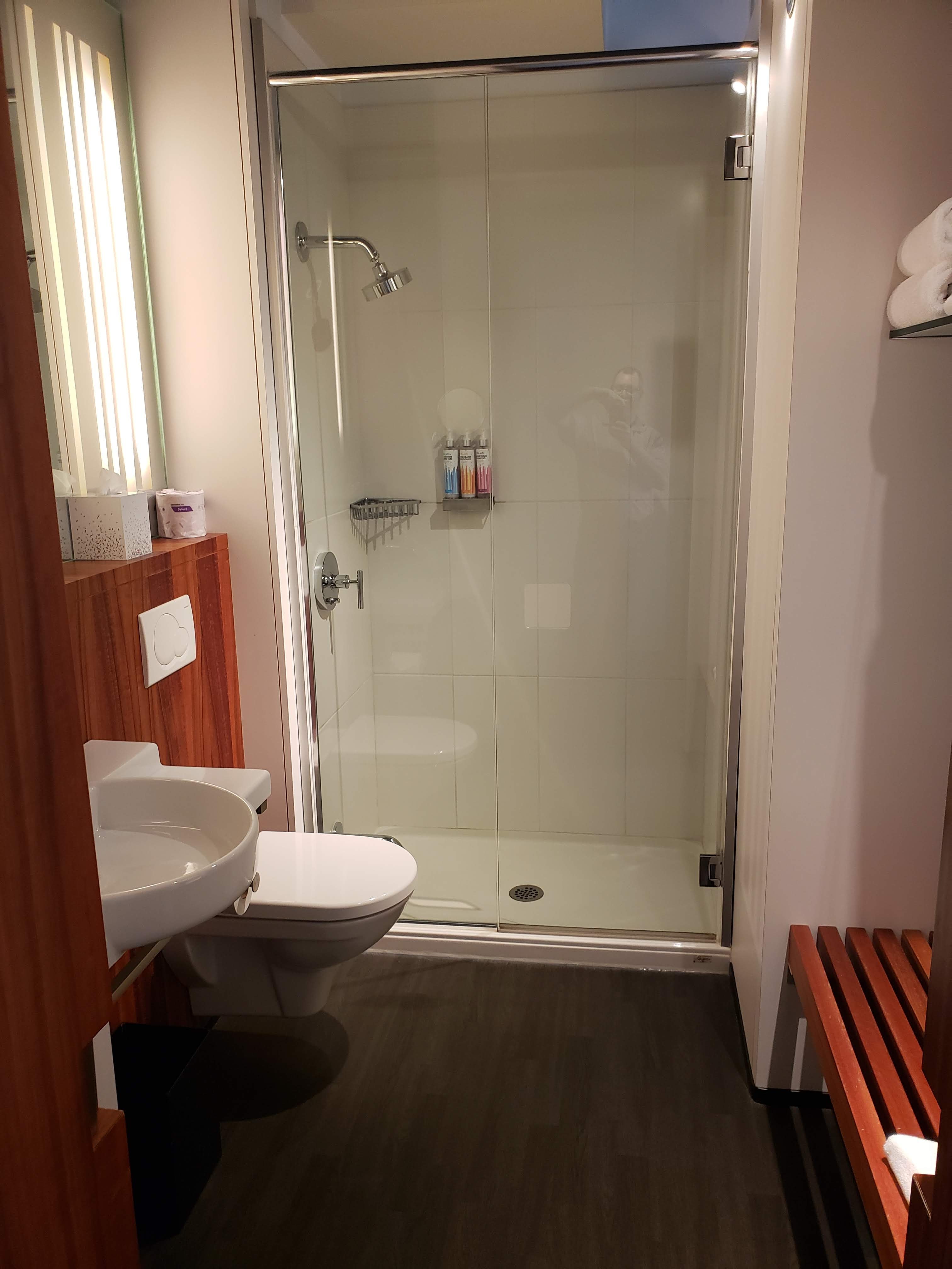 Alt Hotel Quartier DIX30-浴室