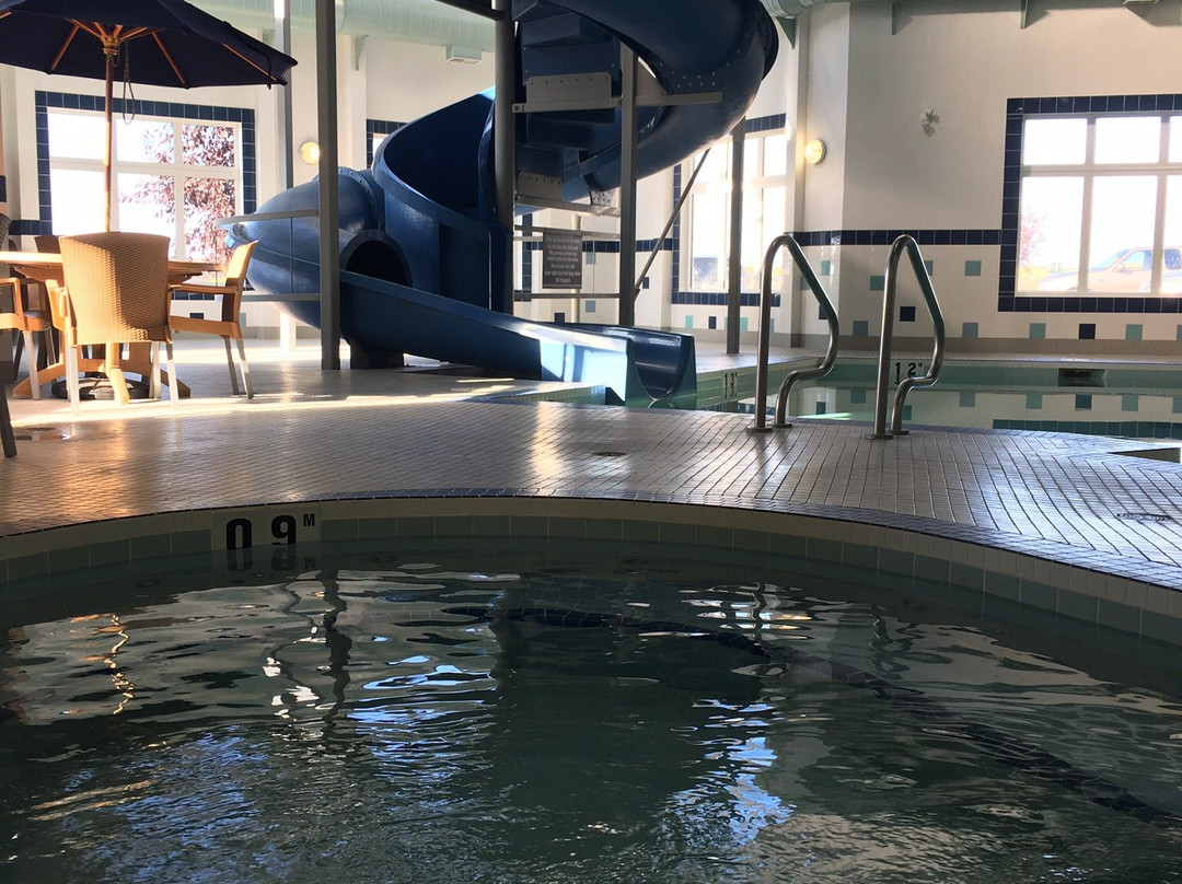 Ramada by Wyndham Wainwright主图