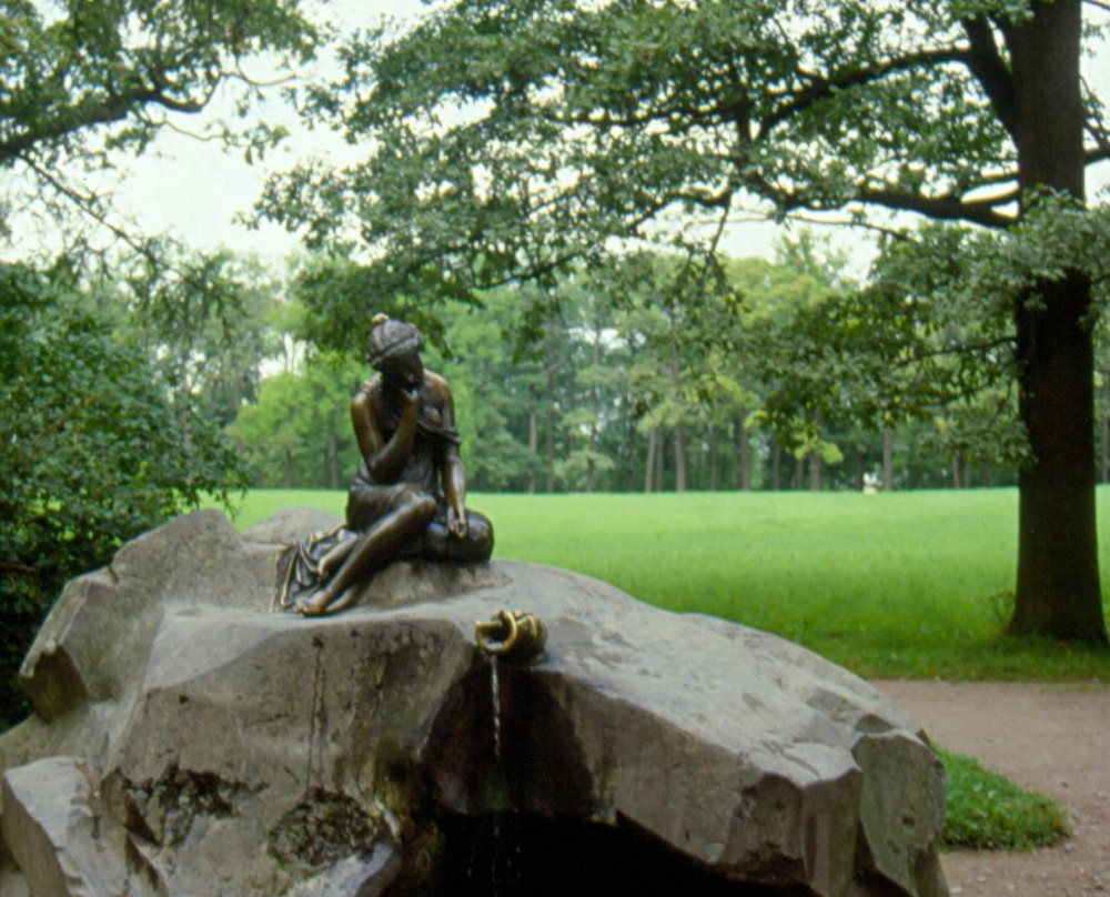 Fountain The Girl with Jar景点图片